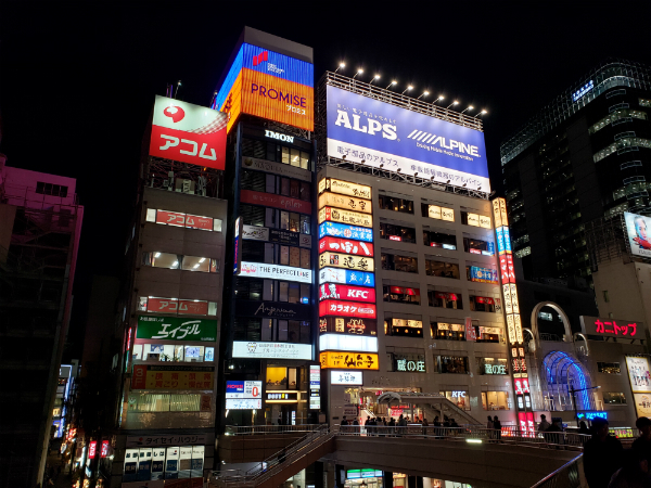 上段は日中、下段左は夜間(HDRオフ)、下段右は夜間(HDRオン)で撮影