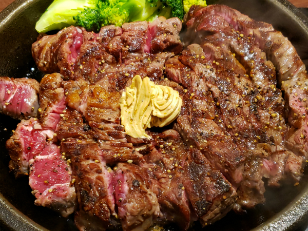 焼き色を見ながら「食事」モードで撮影。肉の表面も断面も、いずれも美味しそうに撮れた