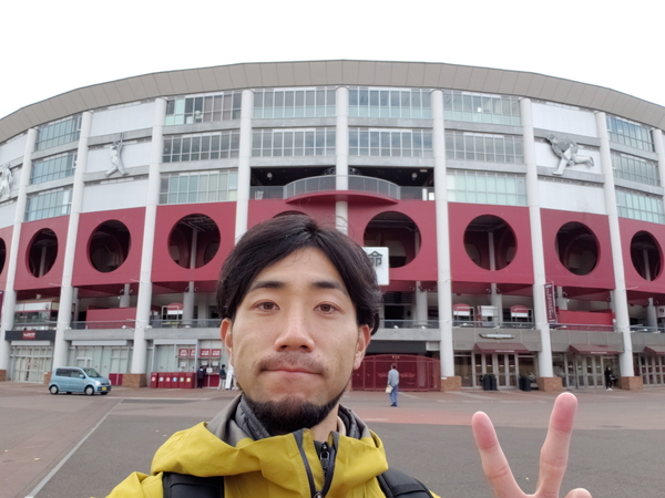「Galaxy Note9」を手で持って撮影した自撮り。これでも十分広角に写るが……