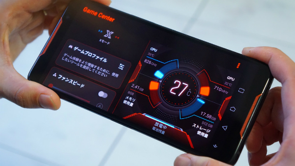 スピーカーを塞ぐことなく両手で持てるのがうれしい