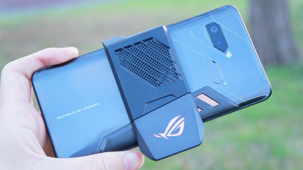 外部からデバイスを冷やす冷却ファン「AeroActive Cooler」
