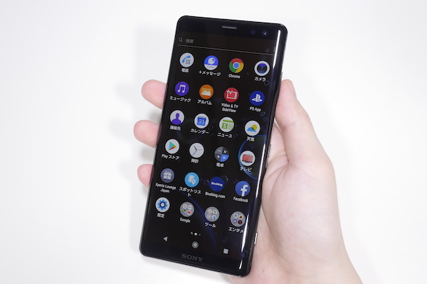 Xperia XZ3を手に持ったところ