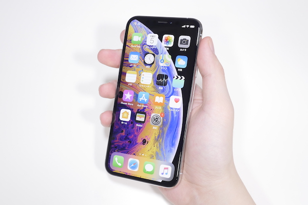 iPhone XSを手に持ったところ