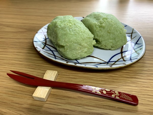 室内で料理を撮影