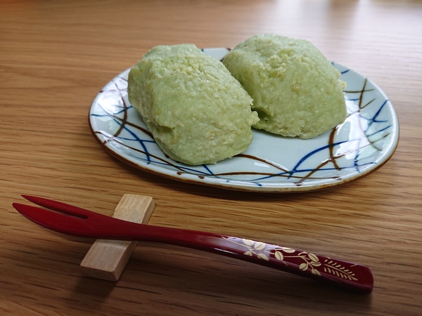 室内で料理を撮影