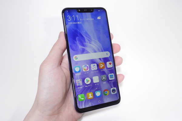 HUAWEI nova 3を手に持った状態