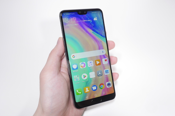 HUAWEI P20を手に持った状態