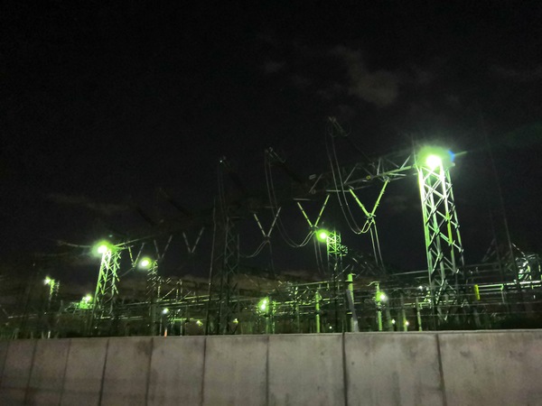 夜の工場を撮影