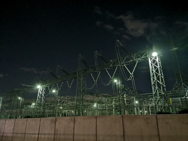 夜の工場を撮影