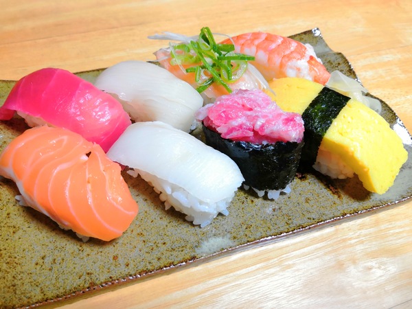 室内で料理を撮影