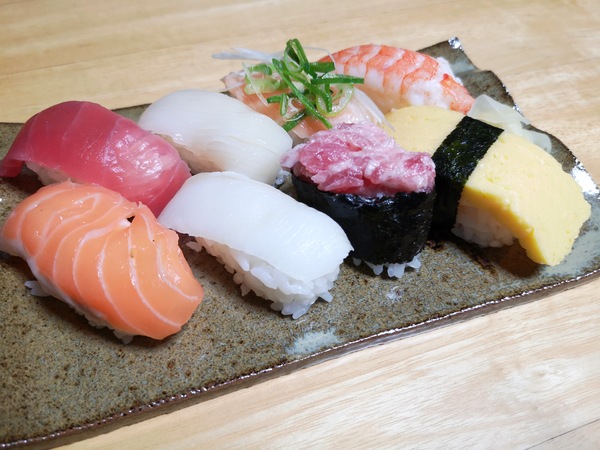 室内で料理を撮影
