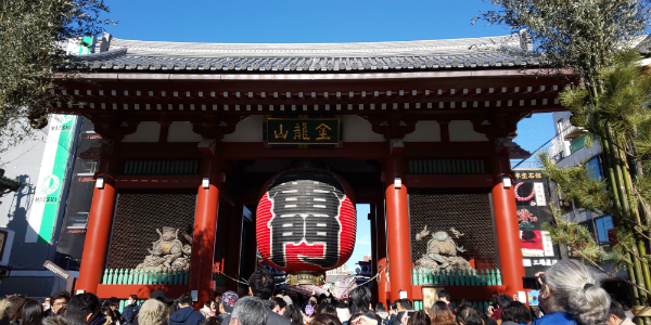 晴天時に撮影。空の青と雷門の赤が鮮やかに再現されている
