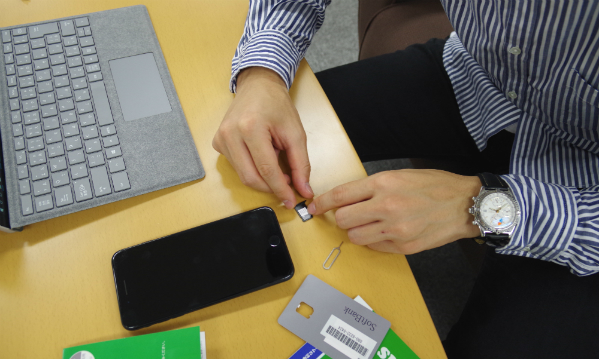 iPhoneのSIMトレイを取り出してmineoのSIMを装着。これが最後の作業だぞ、タッツミーくん