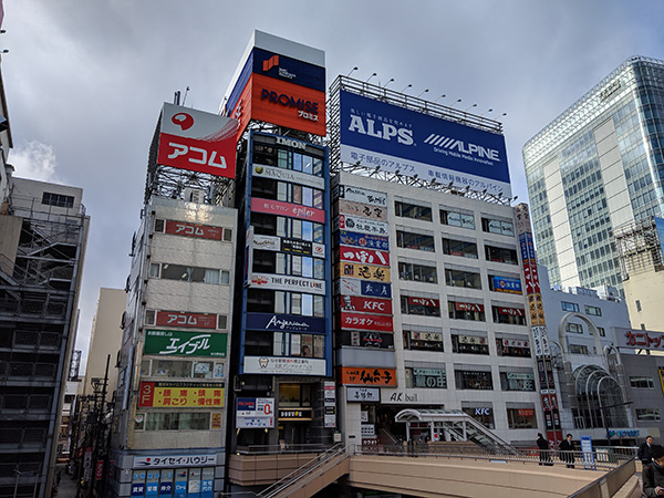 日中(1枚目)と夜間(2枚目)に撮影。ハイエンドモデルらしく自然でシャープな仕上がり