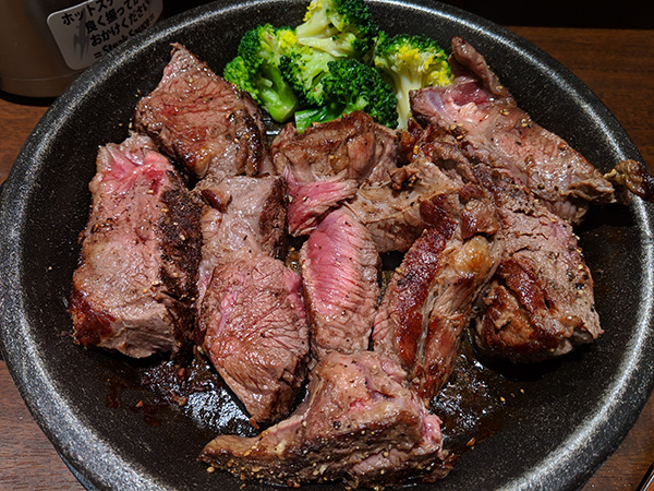ステーキ肉でもテスト。最大(7倍)まで寄っても油の照りは自然で食欲をそそる
