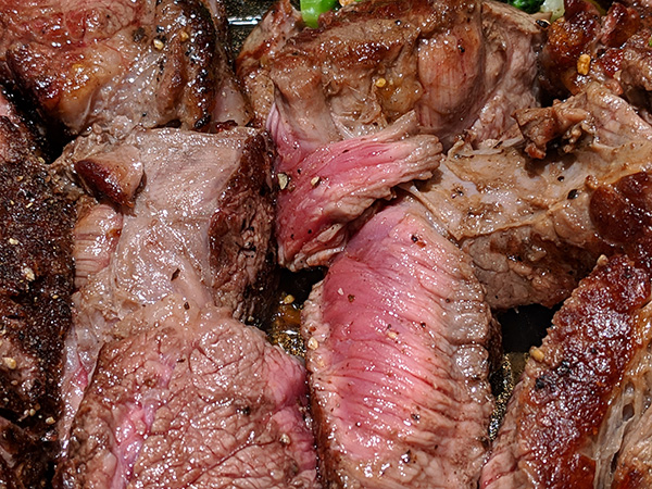 ステーキ肉でもテスト。最大(7倍)まで寄っても油の照りは自然で食欲をそそる