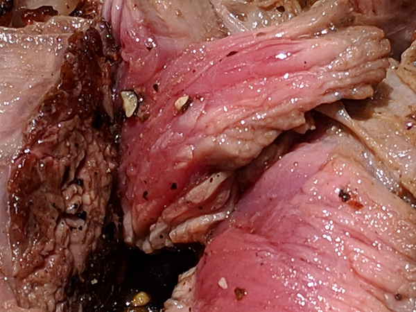 ステーキ肉でもテスト。最大(7倍)まで寄っても油の照りは自然で食欲をそそる