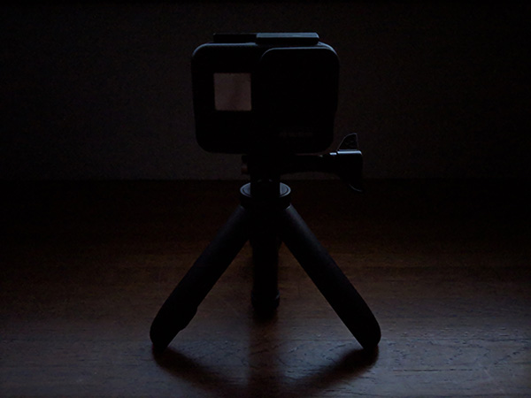 夜景モードの効果がはっきり出た作例(2枚目が夜景モード)。窓からわずかに入る光をしっかり捉え、かなり明るく仕上がった