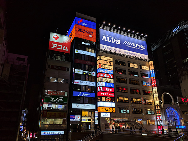 通常撮影(1枚目)と夜景モード(2枚目)。光源の多い景色であったためか、大きく違いが現れなかった例