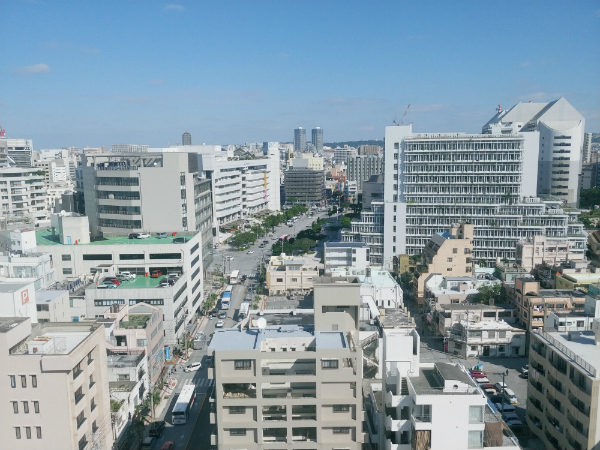 晴天の日に窓ガラス越しに撮影
