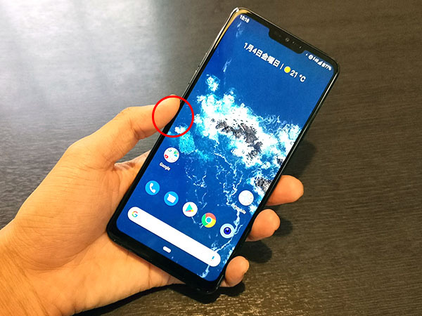 左側面にある「Googleアシスタントボタン」は、Android One X5の特徴の1つ