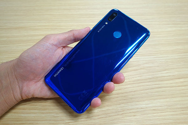 約6.21インチと大きめの画面サイズだが、スリムなデザイン仕様のため持ちやすい