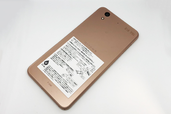 約5.0インチのディスプレイ、背面はシンプルなデザインにarrowsのロゴがあります