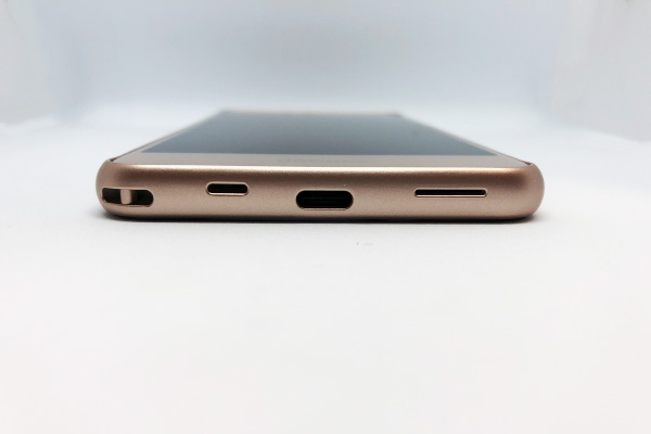 下部にはストラップホール、充電端子、スピーカーが設置されている