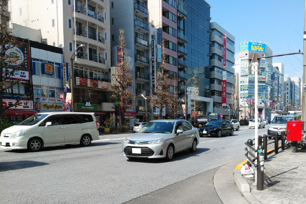 走行中の車もそこまでブレずにしっかりとピントが合っている