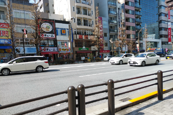 走行中の車もそこまでブレずにしっかりとピントが合っている