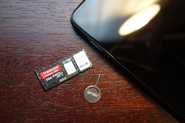 2枚のSIMカードとmicroSDが同時に使えるトリプルスロット仕様