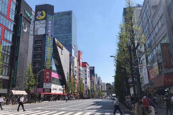 通信速度を測定した日の秋葉原はとてもいい天気だった