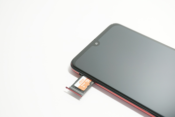 SIMカードスロットは付属のSIMピンを使い開けることが出来ます