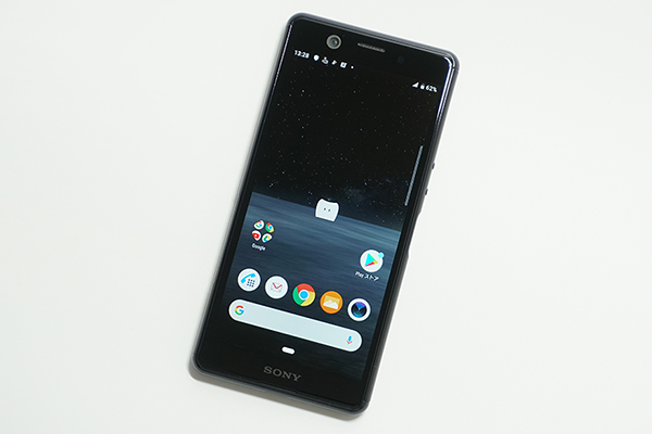 5.0インチディスプレイ、フロントスピーカーを搭載