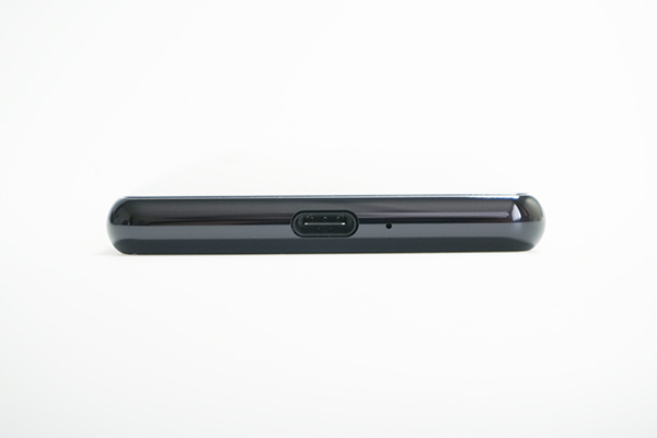 底面に充電端子(Type-Cコネクタ)