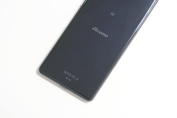中央にドコモのロゴ、下部にXperiaのロゴ