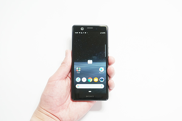 Xperia Aceを手に持っているところ