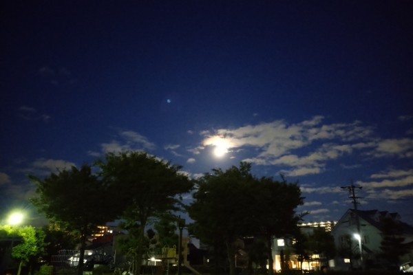 暗い場所での夜景撮影も試してみた