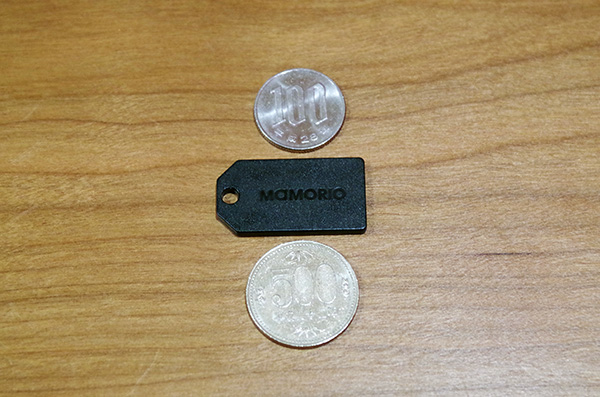 硬貨より少し大きいくらいです