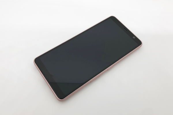 5.6型でフルHD+(1,080×2,220ピクセル)の有機ELを搭載