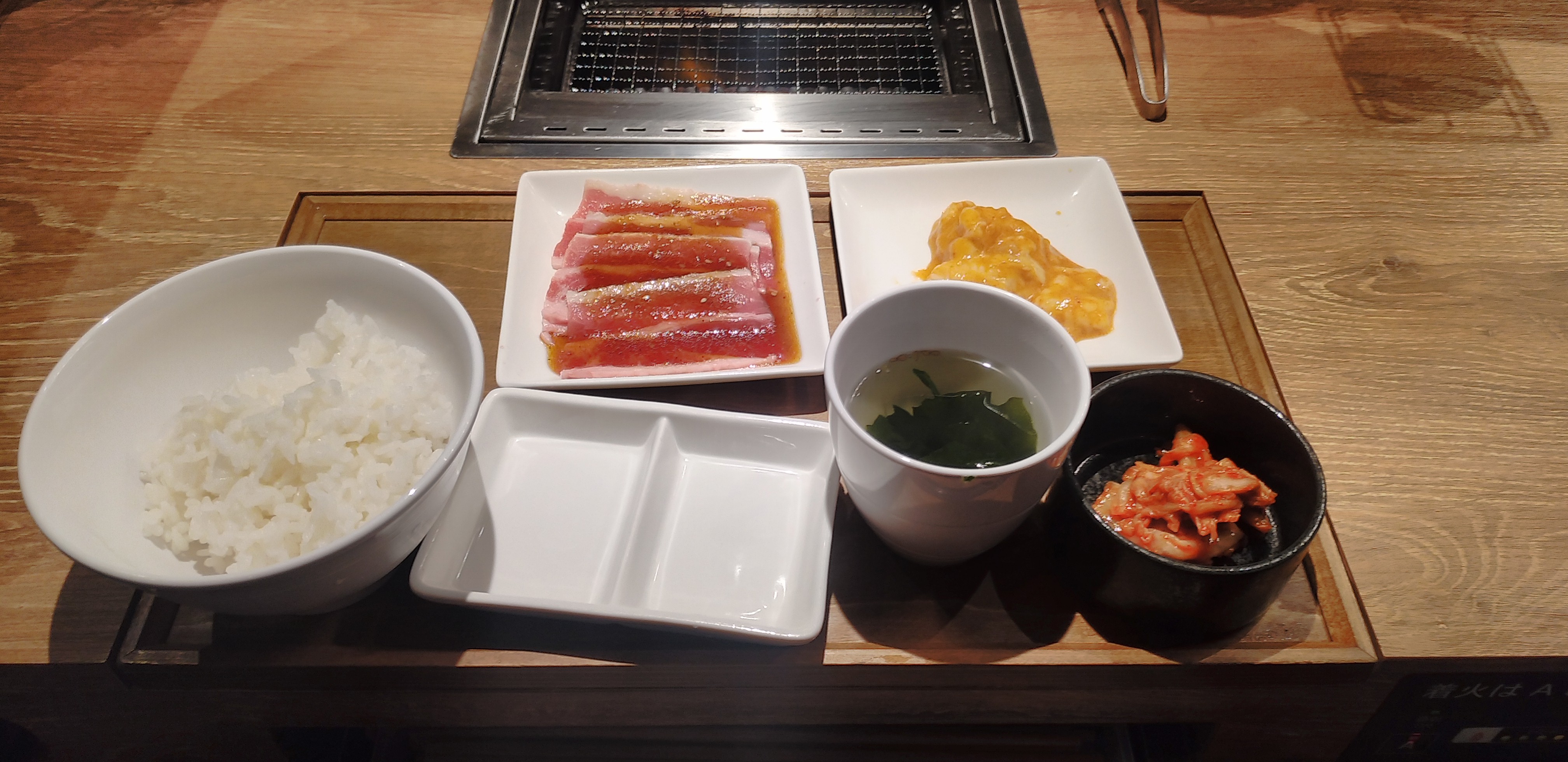 薄暗い店内でも明るく