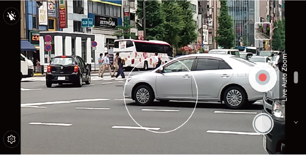 走る車もしっかりと認識し追尾撮影